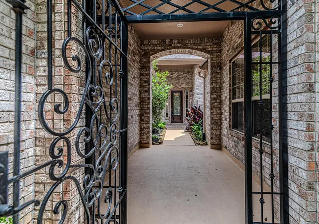 Photo 4 of Single family home for sale at 1302 Majestic Pines Ct, Kingwood, TX 77345 | MLS# 16818900 | Listing updated on 2026-09-18