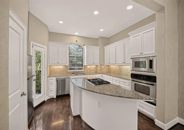 Photo 1 of Townhouse for sale at 546 Bomar St, Houston, TX 77006 | MLS# 94042577 | Listing updated on 2026-09-16