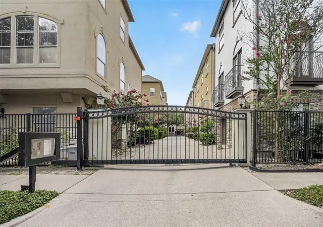 Photo 43 of Townhouse for sale at 546 Bomar St, Houston, TX 77006 | MLS# 94042577 | Listing updated on 2026-10-09