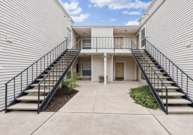 Photo 1 of Condo for sale at 9809 Richmond Ave E #E14, Houston, TX 77042 | MLS# 64715037 | Listing updated on 2026-09-26