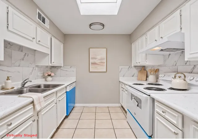 Listing Photo 5 - Condo for sale in building located at 9809 Richmond Ave E, Houston, TX 77042 - Unit #E14