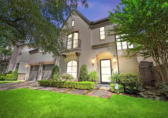 Photo 3 of Sale Pending at 6010 Floyd St, Houston, TX 77007 | MLS# 76647869 | Listing updated on 2026-09-12