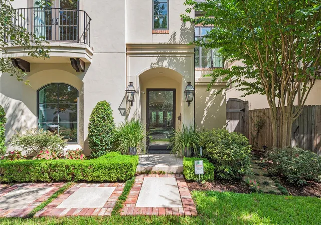 Photo 4 of Sale Pending at 6010 Floyd St, Houston, TX 77007 | MLS# 76647869 | Listing updated on 2026-09-12
