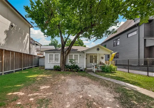 Photo 2 of Single family home for sale at 434 Heights Blvd, Houston, TX 77007 | MLS# 41940091 | Listing updated on 2026-09-24
