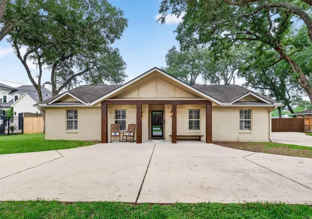 Photo 3 of Single family home for sale at 341 W Gaywood Dr, Houston, TX 77079 | MLS# 24444473 | Listing updated on 2026-10-04