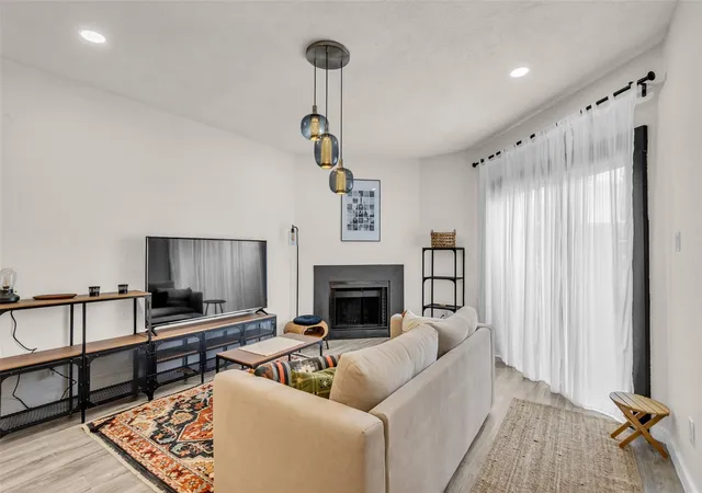Photo 3 of Condo for sale at 10855 Meadowglen Ln #604, Houston, TX 77042 | MLS# 12603312 | Listing updated on 2026-09-19