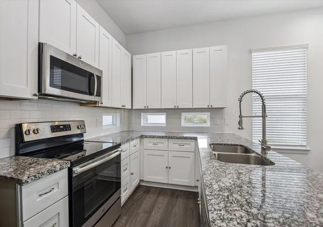 Photo 3 of Sale Pending at 2718 Anita St, Houston, TX 77004 | MLS# 68383247 | Listing updated on 2026-09-16