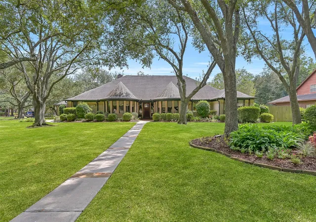 Photo 1 of Single family home for sale at 203 W Spreading Oaks Ave, Friendswood, TX 77546 | MLS# 2647741 | Listing updated on 2026-10-08