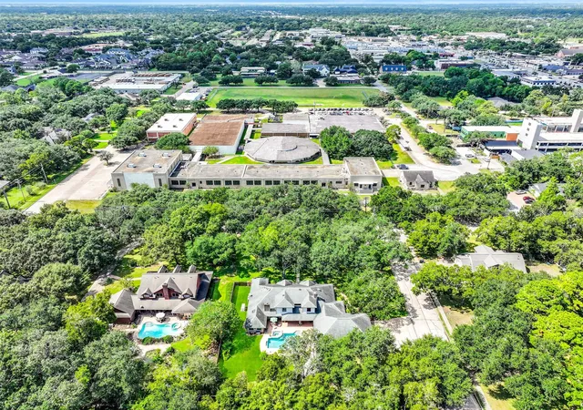 Photo 2 of Single family home for sale at 203 W Spreading Oaks Ave, Friendswood, TX 77546 | MLS# 2647741 | Listing updated on 2026-10-08