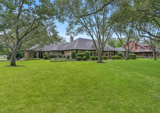 Photo 3 of Single family home for sale at 203 W Spreading Oaks Ave, Friendswood, TX 77546 | MLS# 2647741 | Listing updated on 2026-10-08