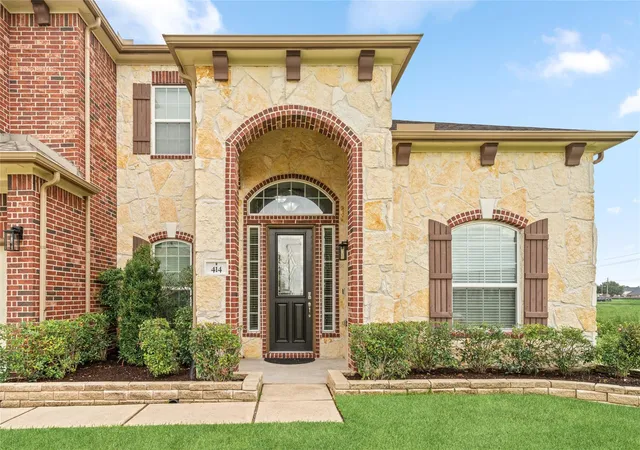 Photo 3 of Single family home for sale at 414 W Bend Dr, League City, TX 77573 | MLS# 29872889 | Listing updated on 2026-09-10