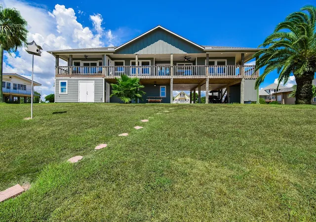 Photo 3 of Sale Pending at 1440 W Bayshore Dr, Palacios, TX 77465 | MLS# 62812320 | Listing updated on 2026-09-18