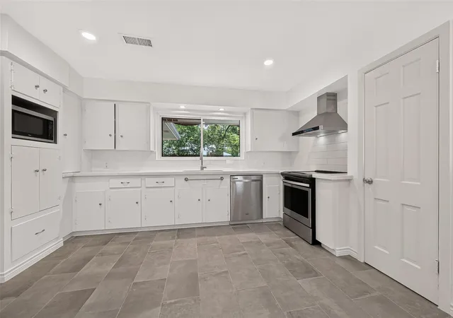 Photo 3 of Single family home for sale at 4617 Waycross Dr, Houston, TX 77035 | MLS# 40598378 | Listing updated on 2026-09-19