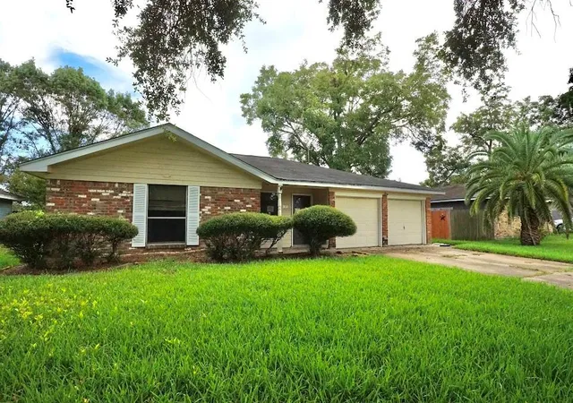 Photo 1 of Single family home for sale at 324 Pine St, Lake Jackson, TX 77566 | MLS# 4881447 | Listing updated on 2026-09-15