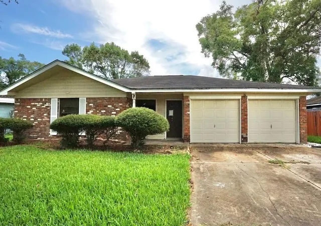 Photo 2 of Single family home for sale at 324 Pine St, Lake Jackson, TX 77566 | MLS# 4881447 | Listing updated on 2026-09-15