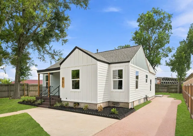 Photo 3 of Single family home for sale at 801 E Defee Ave, Baytown, TX 77520 | MLS# 72198702 | Listing updated on 2026-09-10