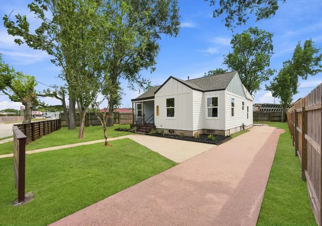 Photo 3 of Single family home for sale at 801 E Defee Ave, Baytown, TX 77520 | MLS# 72198702 | Listing updated on 2026-09-10