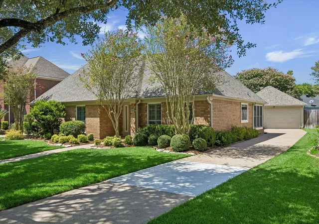 Photo 1 of Single family home for sale at 4423 Bermuda Dr, Sugar Land, TX 77479 | MLS# 7844064 | Listing updated on 2026-09-28