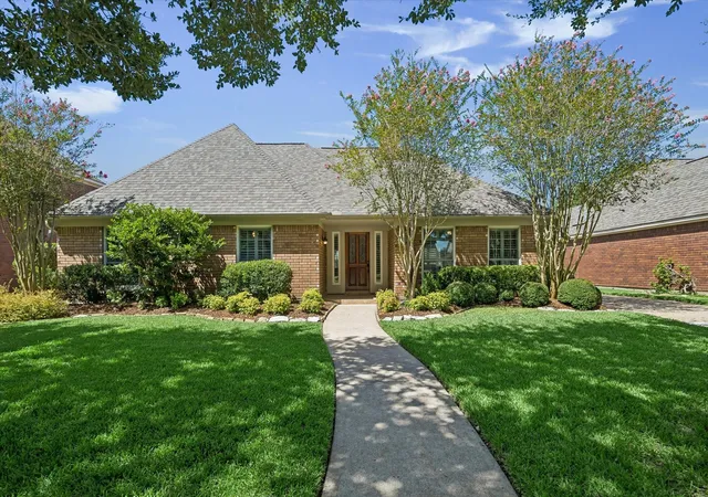Photo 2 of Single family home for sale at 4423 Bermuda Dr, Sugar Land, TX 77479 | MLS# 7844064 | Listing updated on 2026-09-28
