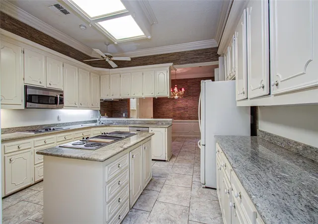 Photo 3 of Single family home for sale at 9712 Longmont Dr, Houston, TX 77063 | MLS# 25187200 | Listing updated on 2026-10-07