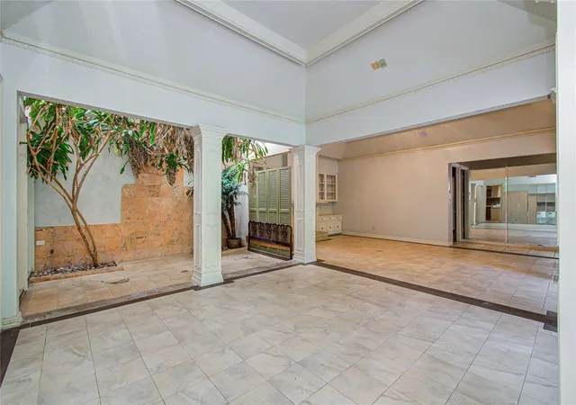 Photo 4 of Single family home for sale at 9712 Longmont Dr, Houston, TX 77063 | MLS# 25187200 | Listing updated on 2026-10-07