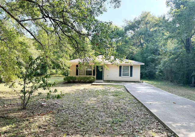Photo 1 of Single family home for sale at 1040 Monroe St, Crockett, TX 75835 | MLS# 15369164 | Listing updated on 2026-09-11