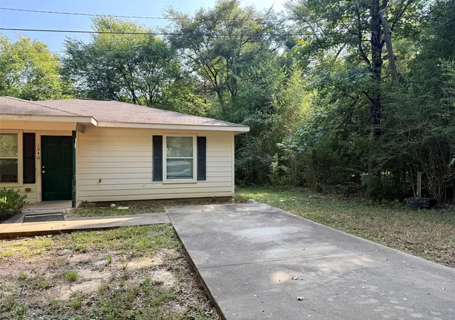 Photo 2 of Single family home for sale at 1040 Monroe St, Crockett, TX 75835 | MLS# 15369164 | Listing updated on 2026-09-11