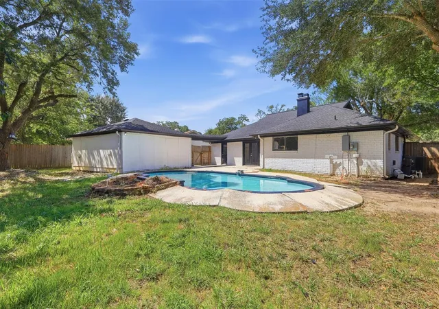 Photo 2 of Single family home for sale at 341 Dawn Hl Dr, Friendswood, TX 77546 | MLS# 15273142 | Listing updated on 2026-09-24