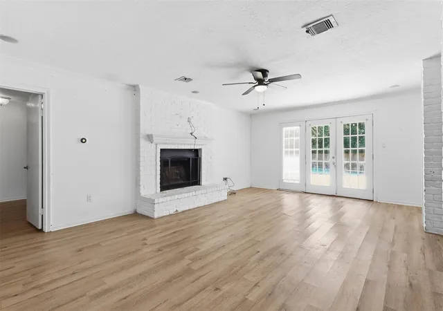 Photo 4 of Single family home for sale at 341 Dawn Hl Dr, Friendswood, TX 77546 | MLS# 15273142 | Listing updated on 2026-09-24