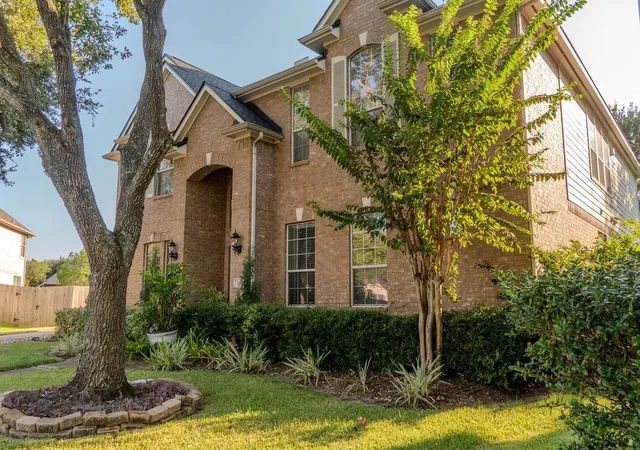 Photo 2 of Single family home for sale at 2010 Mountain Crk St E, Pearland, TX 77584 | MLS# 11704088 | Listing updated on 2026-09-26