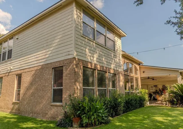 Photo 3 of Single family home for sale at 2010 Mountain Crk St E, Pearland, TX 77584 | MLS# 11704088 | Listing updated on 2026-09-26