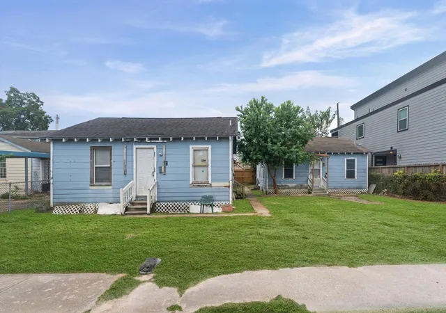 Photo 2 of Multi family home for sale at 110 E 44th Street, Houston, TX 77018 | MLS# 58206838 | Listing updated on 2026-09-18