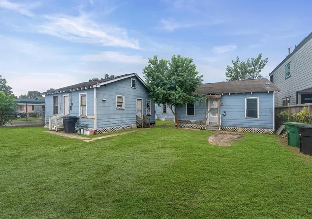 Photo 3 of Multi family home for sale at 110 E 44th Street, Houston, TX 77018 | MLS# 58206838 | Listing updated on 2026-09-18