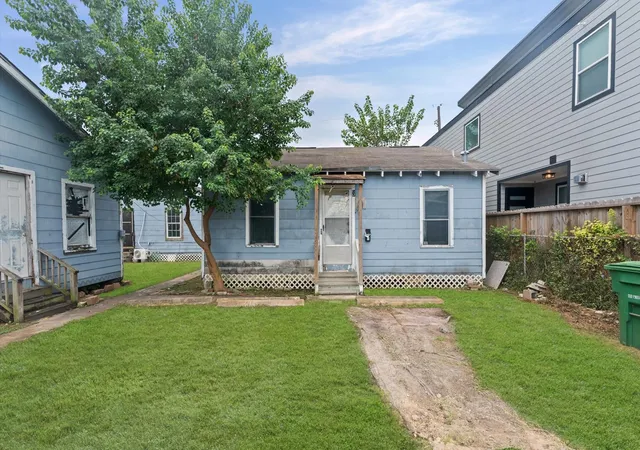 Photo 3 of Multi family home for sale at 110 E 44th Street, Houston, TX 77018 | MLS# 58206838 | Listing updated on 2026-09-18
