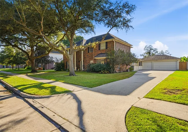 Photo 2 of Single family home for sale at 405 Regency Ct, Friendswood, TX 77546 | MLS# 84857741 | Listing updated on 2026-10-08