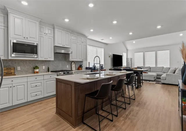 Photo 3 of Single family home for sale at 2909 Ballast Green Dr, La Marque, TX 77568 | MLS# 13902040 | Listing updated on 2026-09-12