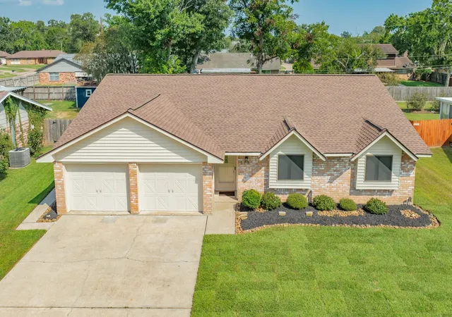 Photo 1 of Single family home for sale at 528 Daffodil St, Lake Jackson, TX 77566 | MLS# 54989881 | Listing updated on 2026-10-05