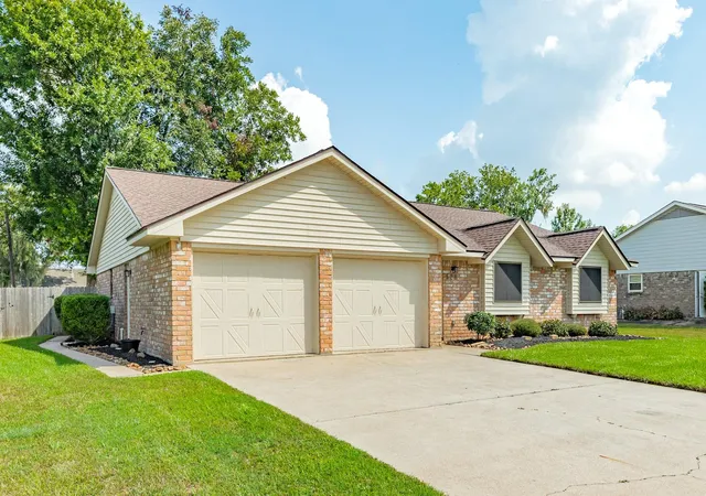 Photo 3 of Single family home for sale at 528 Daffodil St, Lake Jackson, TX 77566 | MLS# 54989881 | Listing updated on 2026-10-05