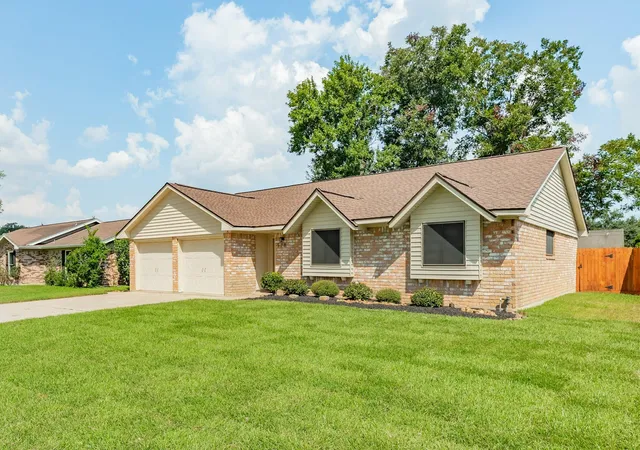 Photo 3 of Single family home for sale at 528 Daffodil St, Lake Jackson, TX 77566 | MLS# 54989881 | Listing updated on 2026-10-05