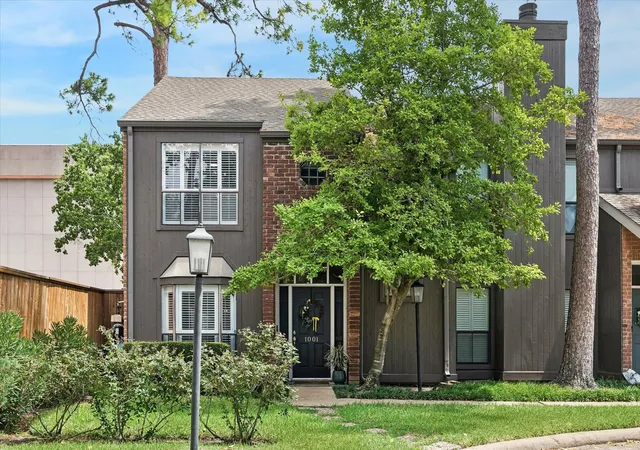 Townhouse for sale at 701 Bering Dr #1001, Houston, TX 77057 | MLS# 10761990 | Listing updated on 2026-09-28