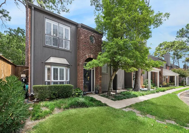 Photo 1 of Townhouse for sale at 701 Bering Dr #1001, Houston, TX 77057 | MLS# 10761990 | Listing updated on 2026-09-28