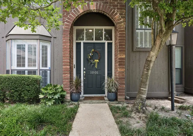 Photo 2 of Townhouse for sale at 701 Bering Dr #1001, Houston, TX 77057 | MLS# 10761990 | Listing updated on 2026-09-28