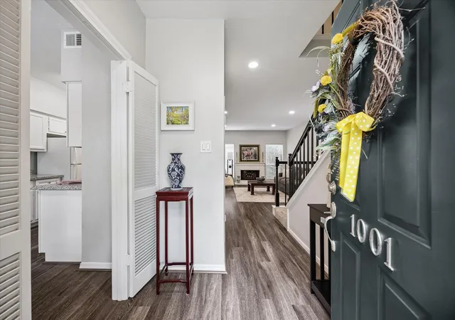 Photo 3 of Townhouse for sale at 701 Bering Dr #1001, Houston, TX 77057 | MLS# 10761990 | Listing updated on 2026-09-28
