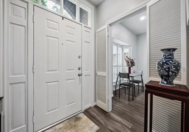 Photo 4 of Townhouse for sale at 701 Bering Dr #1001, Houston, TX 77057 | MLS# 10761990 | Listing updated on 2026-09-28