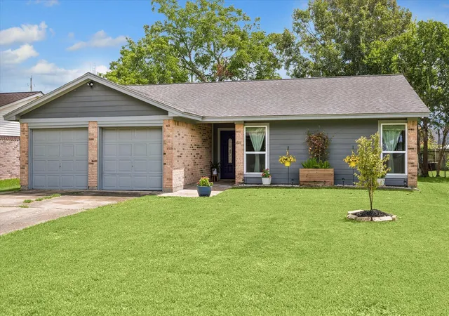 Photo 3 of Single family home for sale at 807 W Galveston St, League City, TX 77573 | MLS# 96097688 | Listing updated on 2026-09-14