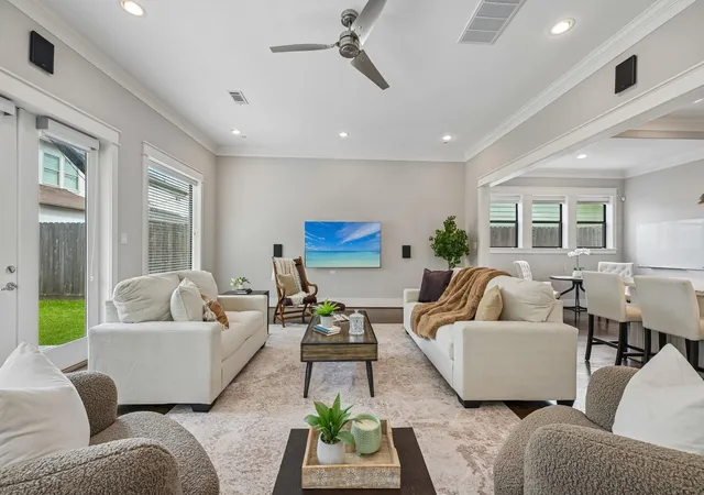Photo 3 of Single family home for sale at 1505 Early Ln, Houston, TX 77055 | MLS# 77103647 | Listing updated on 2026-09-20