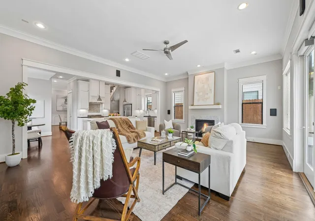 Photo 3 of Single family home for sale at 1505 Early Ln, Houston, TX 77055 | MLS# 77103647 | Listing updated on 2026-09-20