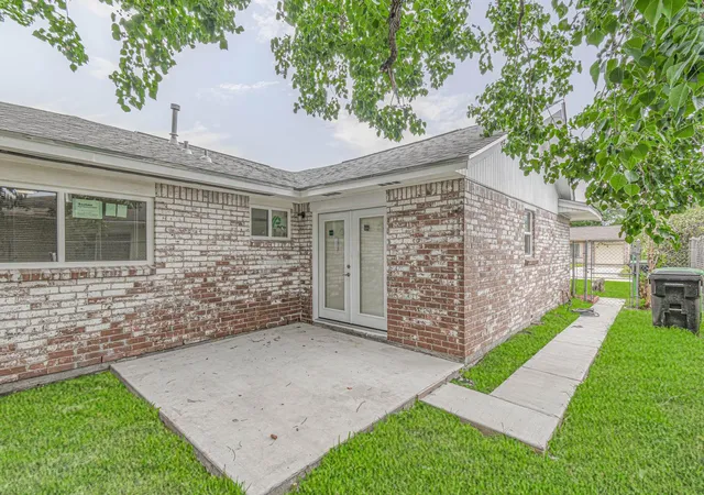 Photo 3 of Single family home for sale at 5003 Denoron Dr, Houston, TX 77048 | MLS# 63670420 | Listing updated on 2026-09-19