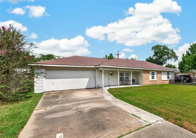 Photo 2 of Sale Pending at 10410 Moorberry Ln, Houston, TX 77043 | MLS# 39955961 | Listing updated on 2026-10-06