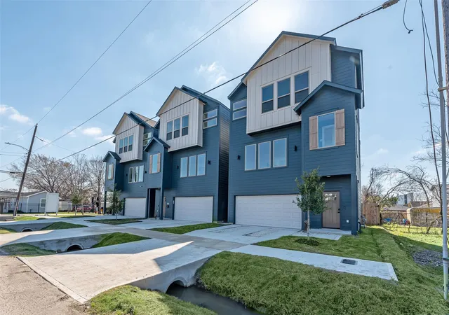 Photo 3 of Sale Pending at 2318 Mills St, Houston, TX 77026 | MLS# 95374388 | Listing updated on 2026-09-16
